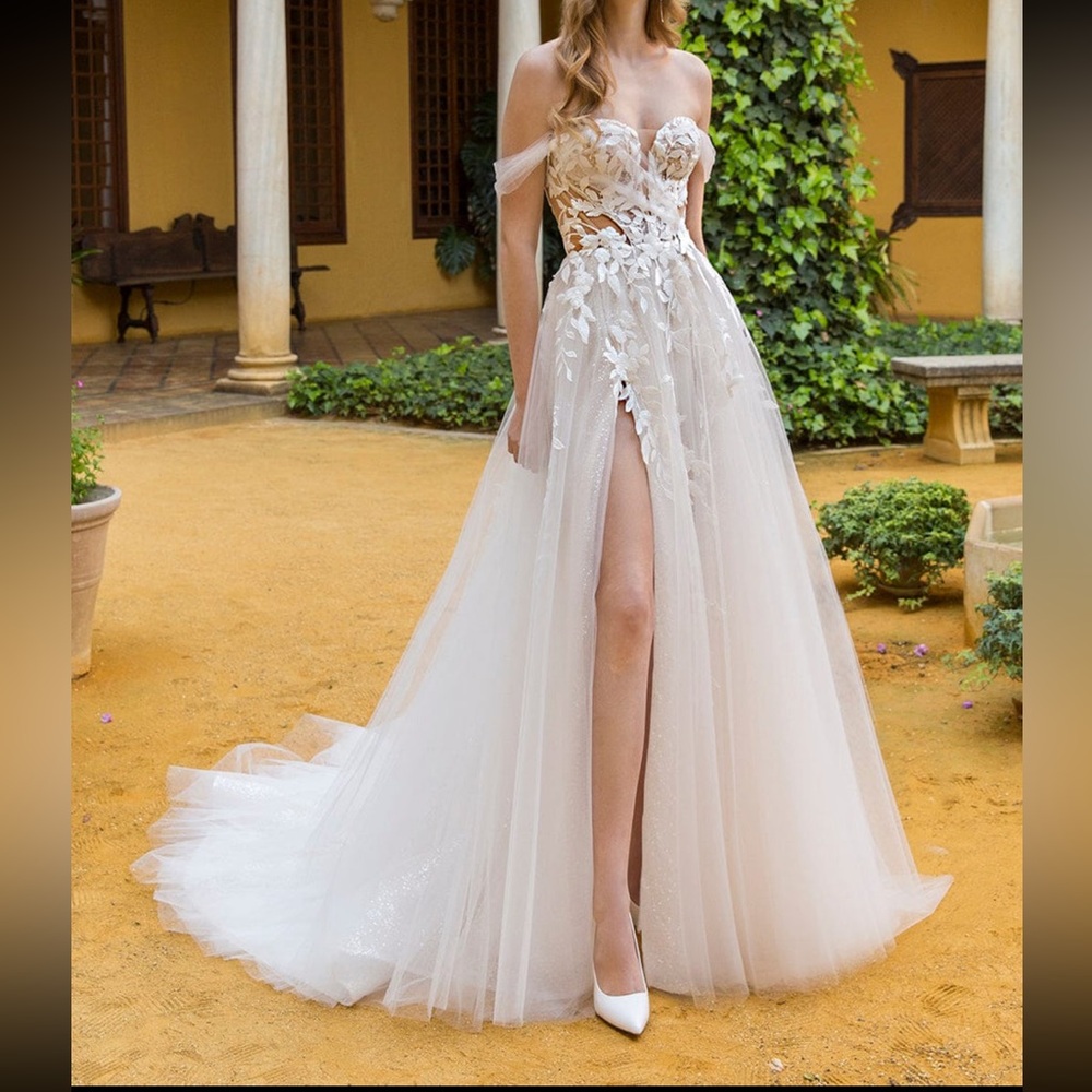 (Almost) Brand New wedding gown